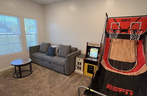Pumpkin Center Casa | Charming 3 bedroom + game room in SW Bakersfield