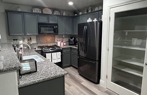Greenacres Casa | Charming 3-bedroom house in lovely Bakersfield with AC, WiFi