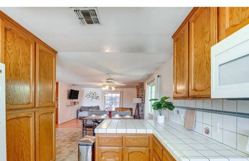 Bakersfield Casa | Charming 3-bedroom house in beautiful Bakersfield
