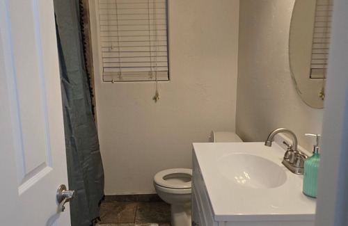 Oildale Casa | Charming 3-bedroom 2 Bath house with WiFi and AC/Heat and Pool in Bakersfield