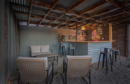 Greenacres Casa | Charming 3-bedroom house with Pool, hot tub and Tiki bar in Bakersfield