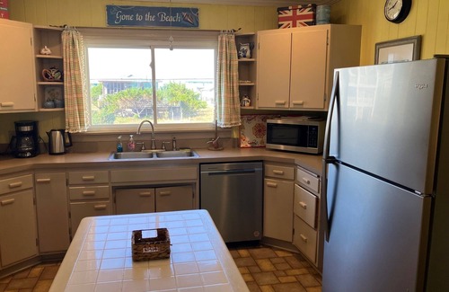 Topsail Beach Cabaña | Charming 3-bedroom Oceanfront cottage with WiFi and AC in Topsail Beach