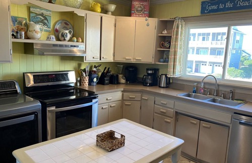 Topsail Beach Cabaña | Charming 3-bedroom Oceanfront cottage with WiFi and AC in Topsail Beach