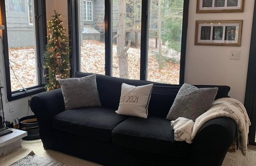 White Haven Chalet De Esquí | Charming 3-bedroom chalet with Loft. Classic skin-in/out, Jack Frost Golf Resort