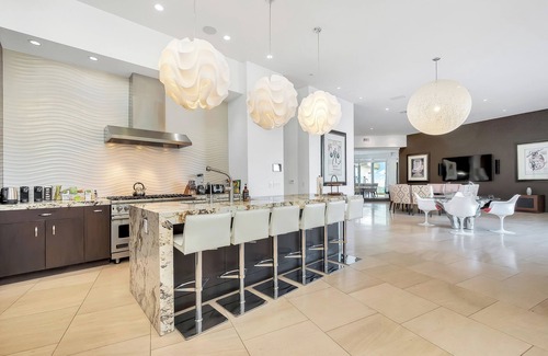 The Bird Streets Casa | Charming 3-bedroom estate in beautiful Los Angeles with WiFi, AC, fitness room