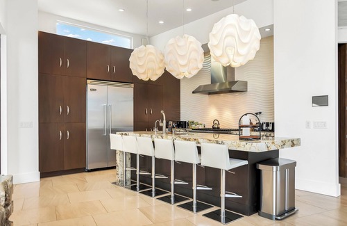 The Bird Streets Casa | Charming 3-bedroom estate in beautiful Los Angeles with WiFi, AC, fitness room