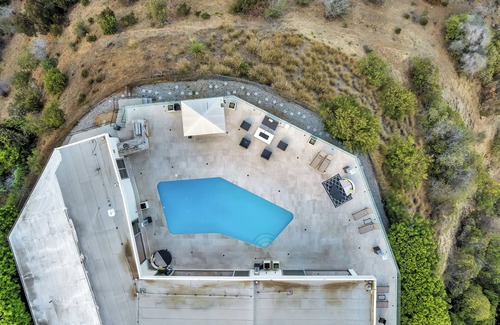 The Bird Streets Casa | Charming 3-bedroom estate in beautiful Los Angeles with WiFi, AC, fitness room