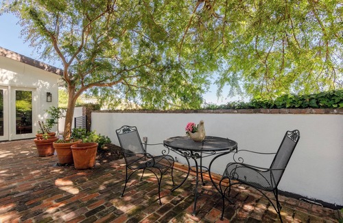 Hollywood Hills West Cabaña | Charming 3 bedroom luxury cottage in Los Angeles hills WiFi, AC Family Friendly