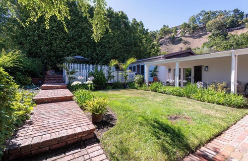 Hollywood Hills West Cabaña | Charming 3 bedroom luxury cottage in Los Angeles hills WiFi, AC Family Friendly
