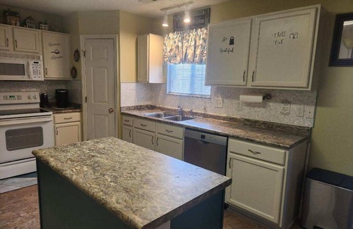 McLeansville Casa | Charming 3-bedroom house in delightful McLeansville with AC, WiFi