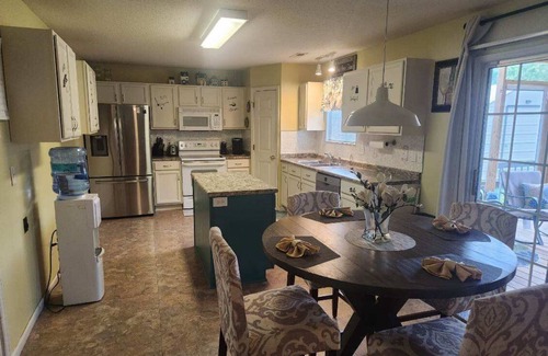 McLeansville Casa | Charming 3-bedroom house in delightful McLeansville with AC, WiFi
