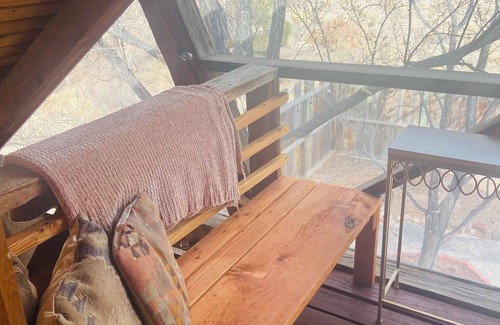 Nambe Pueblo Cabina | Charming 3-bedroom cabin with WiFi, AC in peaceful Ojo Caliente