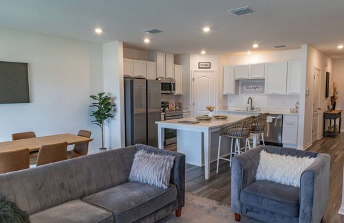 Bearss Plaza Casa | Charming 3-bedroom townhome with AC and WiFi in San Antonio