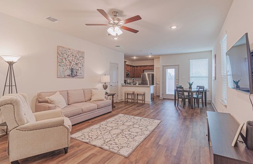 San Antonio Casa | Charming 3-bedroom townhome in San Antonio with WiFi and AC