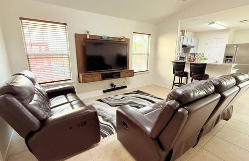 Heritage Casa | Charming 3-bedroom house with WiFi in San Antonio near SeaWorld / Lackland AFB