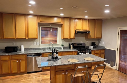 Ashland Casa | Charming 3-bedroom bungalow in terrific San Lorenzo with AC, WiFi. 3 bed2 bath