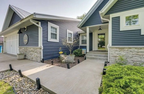 White Pigeon Cabaña | Charming 3-bedroom cottage in quaint Shipshewana with AC, WiFi