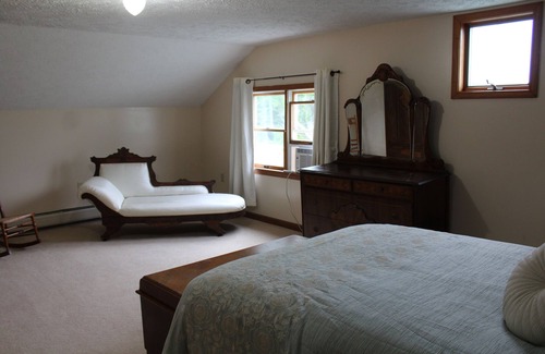 Skaneateles Otro | Charming 3-bedroom farmhouse with large backyard, cabin and scenic pond.