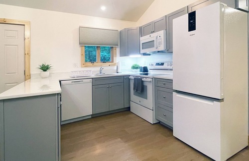 Reeders Cabina | Charming 3 Bedroom Cabin in the Poconos on Private Resort