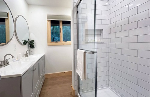 Reeders Cabina | Charming 3 Bedroom Cabin in the Poconos on Private Resort