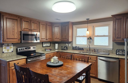 Stokes Cabaña | Charming 3-bedroom cottage with AC, WiFi in serene Walnut Cove.