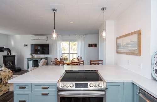Anne's Land Cabaña | Charming 3-bedroom, water view cottage, with AC, WiFi & outdoor shower