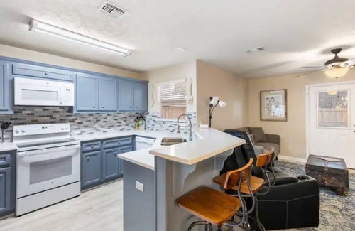 Tomball Casa | Charming 3 br Blue Door Townhome