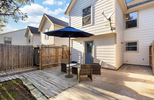 Tomball Casa | Charming 3 br Blue Door Townhome