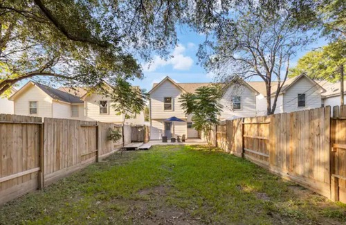 Tomball Casa | Charming 3 br Blue Door Townhome