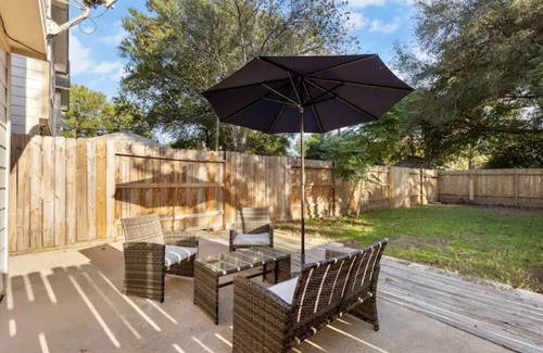 Tomball Casa | Charming 3 br Blue Door Townhome