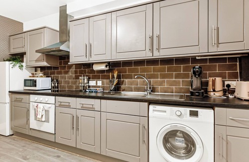 Canonbury Casa | Charming 3-BR Flat with Ensuite Master and Balcony