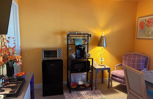 Pelican Apartamento | Charming 3 room unit with lanai and pool, near beaches and waterfront dining