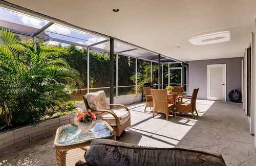 Central Corals Casa | Charming 3bd 2 br Pet Friendly Workspace Beach house close to shopping