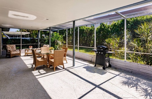 Central Corals Casa | Charming 3bd 2 br Pet Friendly Workspace Beach house close to shopping