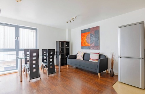 Leyton Apartamento | Charming 3BD Retreat with Balcony, East London
