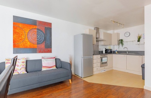 Leyton Apartamento | Charming 3BD Retreat with Balcony, East London