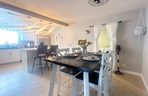 Upland Casa | Charming 3bedrms Upland house WiFi & AC Laundry PetFriendly near Ontario Airport