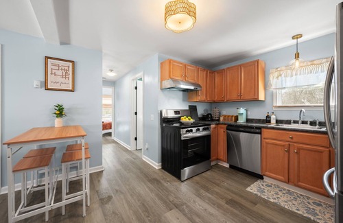 Pawcatuck Apartamento | Charming 3BR Apt 1 Mile From Downtown Westerly. Short Drive to Mystic & Casinos.