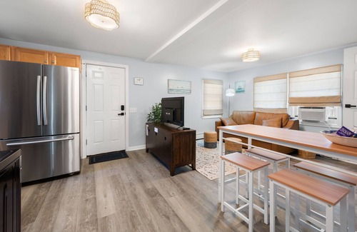 Pawcatuck Apartamento | Charming 3BR Apt 1 Mile From Downtown Westerly. Short Drive to Mystic & Casinos.