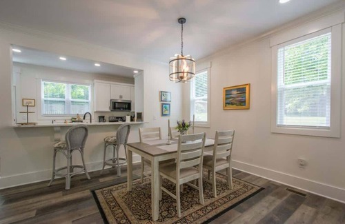 Flat Rock Casa | Charming 3BR, Balcony, Walk to Flat Rock Playhouse