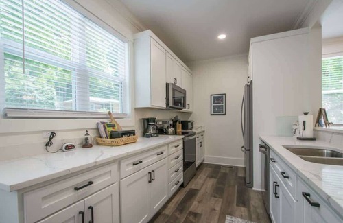 Flat Rock Casa | Charming 3BR, Balcony, Walk to Flat Rock Playhouse