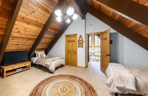 Pla-Vada Woodlands Casa | Charming 3BR Cabin Close to Donner Lake
