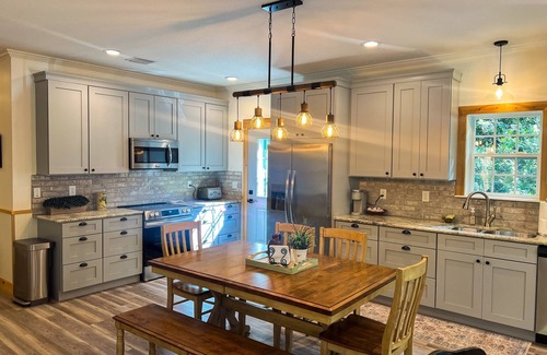 Newland Cabaña | Charming 3BR Cottage w/Full Kitchen, Community amenities, Patio, and Gas Grill
