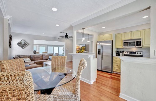 Lake Ridge Casa | Charming 3BR Home, Pool & Hot Tub FTL Gateaway!