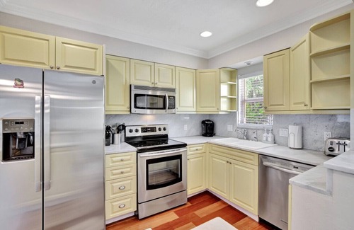 Lake Ridge Casa | Charming 3BR Home, Pool & Hot Tub FTL Gateaway!