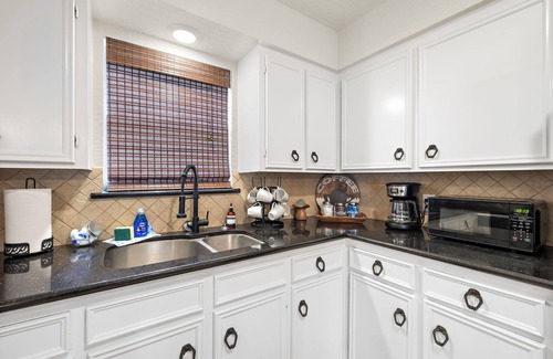 Lake Jackson Casa | Charming 3BR Home w/ Outdoor Dining on Buttercup Street