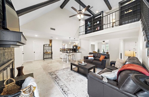 Lake Jackson Casa | Charming 3BR Home w/ Outdoor Dining on Buttercup Street