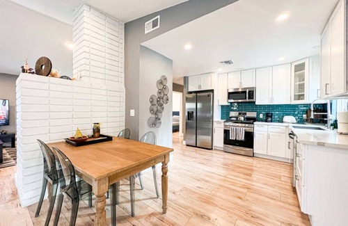 Calabasas Casa | Charming 3BR Home with Modern Comforts - FB - CAL