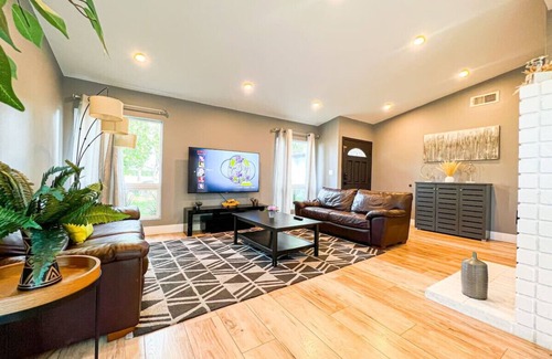 Calabasas Casa | Charming 3BR Home with Modern Comforts - FB - CAL