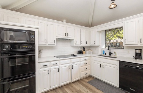 Allen Casa | Charming 3BR home with Pool, Hot Tub and King Bed in Allen